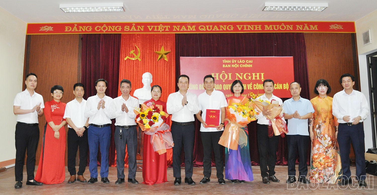 Đồng chí Giàng Quốc Hưng, Ủy viên Ban Thường vụ Tỉnh ủy, Trưởng Ban Nội chính Tỉnh ủy trao các quyết định của Ban Nội chính Tỉnh ủy về công tác cán bộ. nc1.jpg