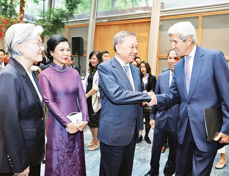 Tổng Bí thư, Chủ tịch nước Tô Lâm và Phu nhân với các đại biểu dự Lễ kỷ niệm 1 năm Đối tác chiến lược toàn diện Việt Nam - Hoa Kỳ. (Ảnh TTXVN)