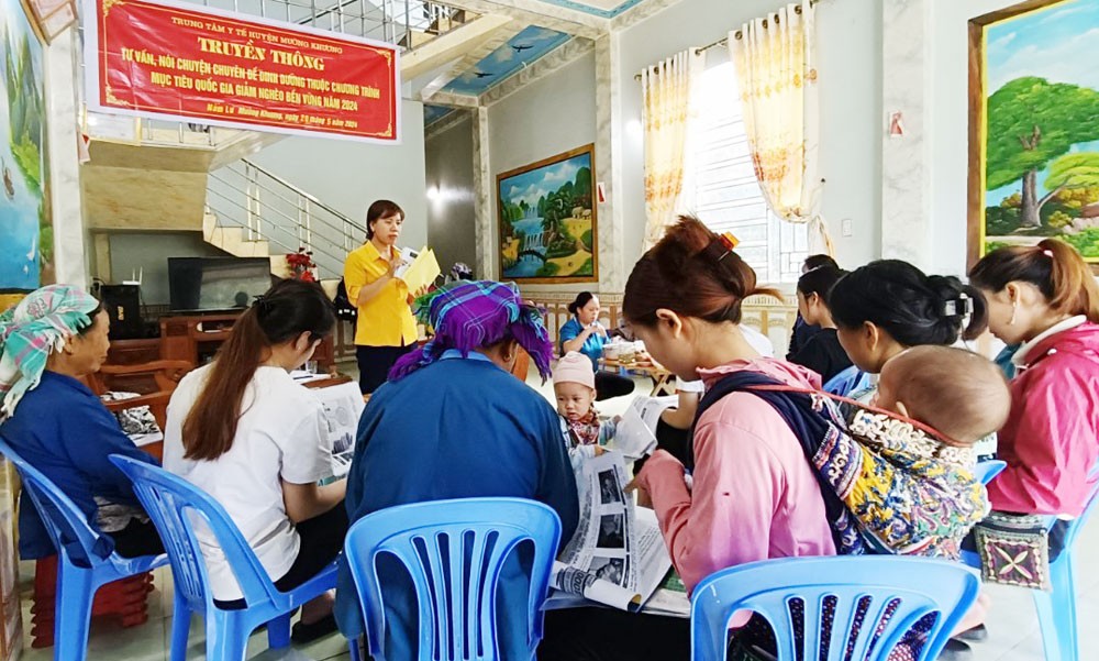 Cán bộ Trung tâm Y tế huyện Mường Khương tuyên truyền về dinh dưỡng cho phụ nữ xã Nấm Lư. yt3-7652-5628.jpg