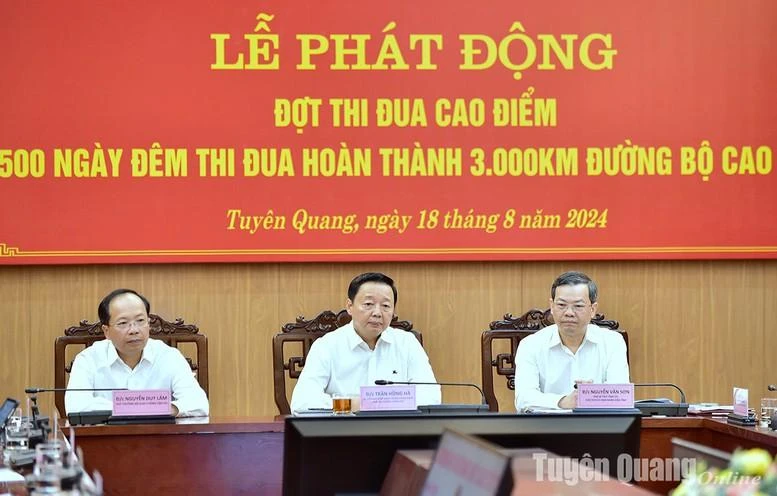 Phó Thủ tướng Trần Hồng Hà dự Lễ phát động thi đua cao điểm "500 ngày đêm thi đua hoàn thành 3.000 km đường bộ cao tốc" tại điểm cầu tỉnh Tuyên Quang
