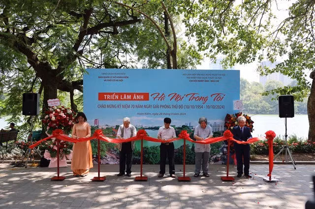 Các đại biểu cắt băng khai mạc triển lãm.