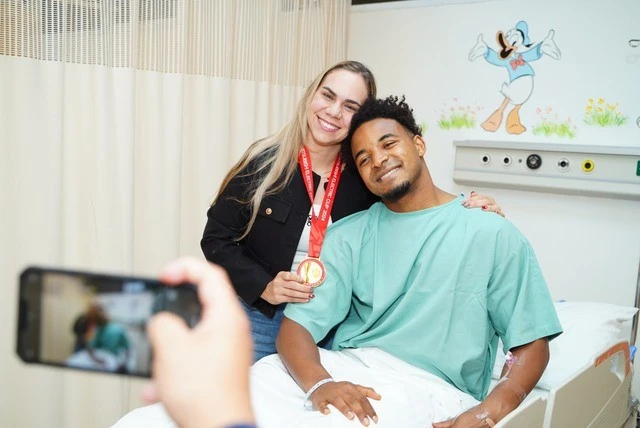 Cầu thủ Xuân Son cùng người thân trước khi ca phẫu thuật