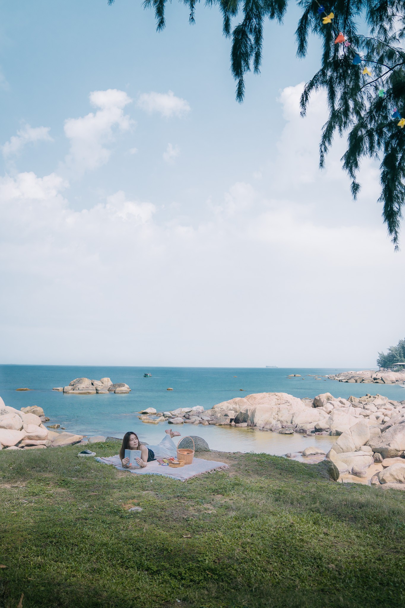 Biển Cẩm Lĩnh trong xanh, mang vẻ đẹp hoang sơ. Ảnh: Nguyễn Hồng Nhật 13.jpg