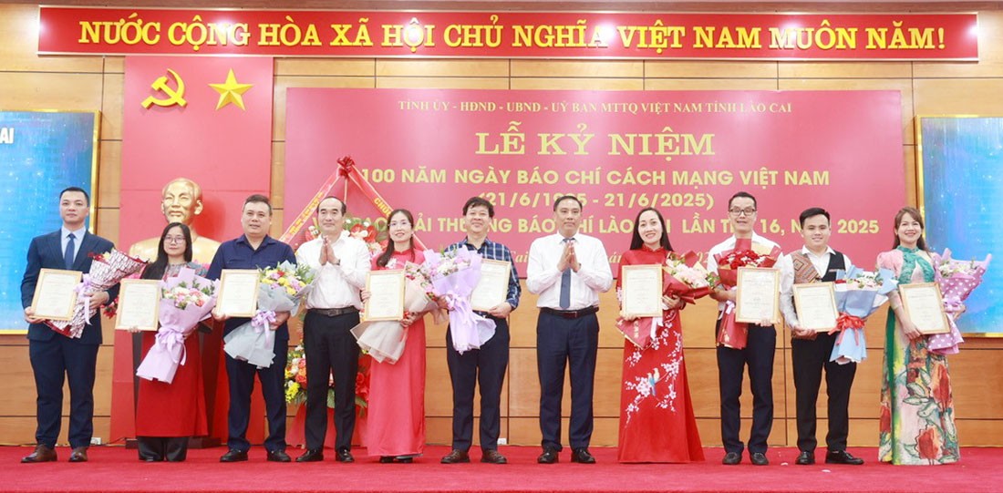 Trao giải B cho các tác giả, nhóm tác giả. g8.jpg