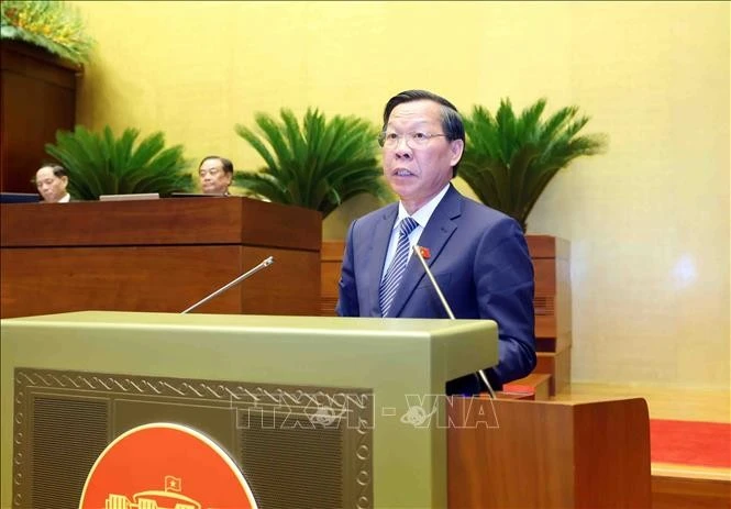 Chủ nhiệm Ủy ban Kinh tế và Tài chính của Quốc hội Phan Văn Mãi trình bày Báo cáo thẩm tra về đánh giá bổ sung kết quả thực hiện kế hoạch phát triển kinh tế - xã hội và ngân sách nhà nước năm 2024; tình hình thực hiện kế hoạch phát triển kinh tế - xã hội và ngân sách nhà nước những tháng đầu năm 2025. Ảnh: Phạm Kiên/TTXVN