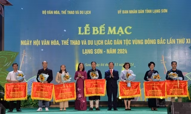 Lãnh đạo Vụ Văn hóa dân tộc và lãnh đạo Sở Văn hóa, Thể thao và Du lịch tỉnh Lạng Sơn trao cờ toàn đoàn cho các đoàn vận động viên quần chúng các tỉnh