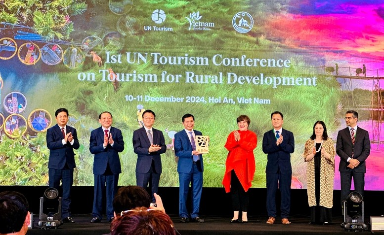 Tổ chức Du lịch Liên Hợp Quốc (UN Tourism) đã trao danh hiệu Làng du lịch tốt nhất cho làng rau Trà Quế (Hội An, Quảng Nam). Tổ chức Du lịch Liên Hợp Quốc (UN Tourism) đã trao danh hiệu Làng du lịch tốt nhất cho làng rau Trà Quế (Hội An, Quảng Nam).