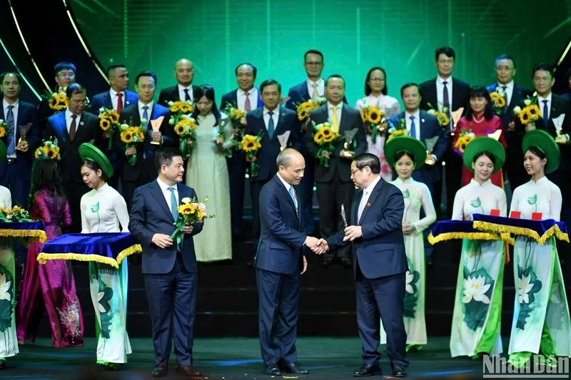 Thủ tướng Phạm Minh Chính và Bộ trưởng Nguyễn Hồng Diên trao biểu trưng vinh danh các doanh nghiệp có sản phẩm đạt Thương hiệu quốc gia Việt Nam năm 2024. (Ảnh: Thành Đạt)