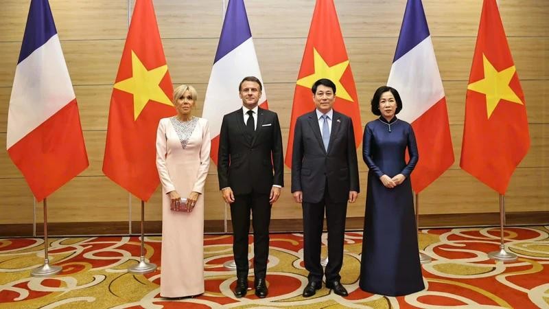 Chủ tịch nước Lương Cường cùng Phu nhân và Tổng thống Pháp cùng Phu nhân tại buổi chiêu đãi tối 26/5. Chủ tịch nước Lương Cường cùng Phu nhân và Tổng thống Pháp cùng Phu nhân tại buổi chiêu đãi tối 26/5.