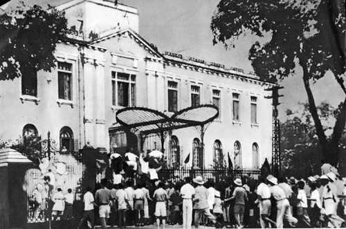 Thắng lợi của Cách mạng Tháng Tám năm 1945, đập tan ách thống trị của thực dân, phong kiến, lập nên nước Việt Nam Dân chủ Cộng hòa. Thắng lợi của Cách mạng Tháng Tám năm 1945, đập tan ách thống trị của thực dân, phong kiến, lập nên nước Việt Nam Dân chủ Cộng hòa.