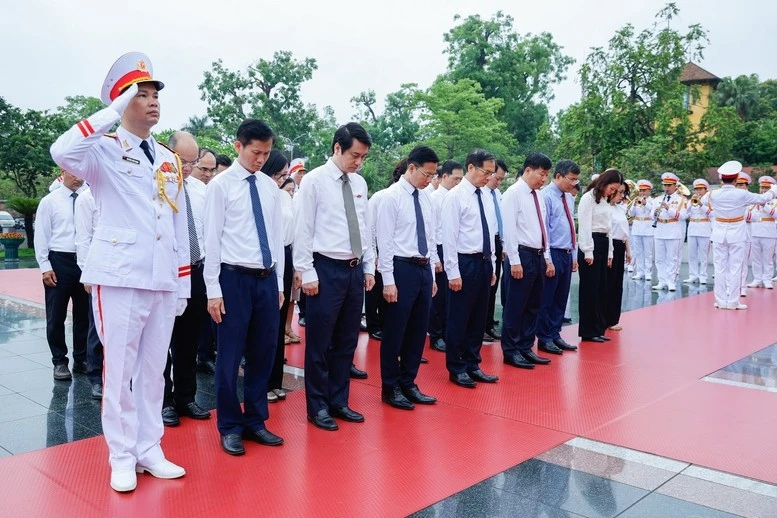 Đoàn đại biểu Bộ Ngoại giao tưởng niệm các Anh hùng liệt sĩ - Ảnh: VGP/Nhật Bắc