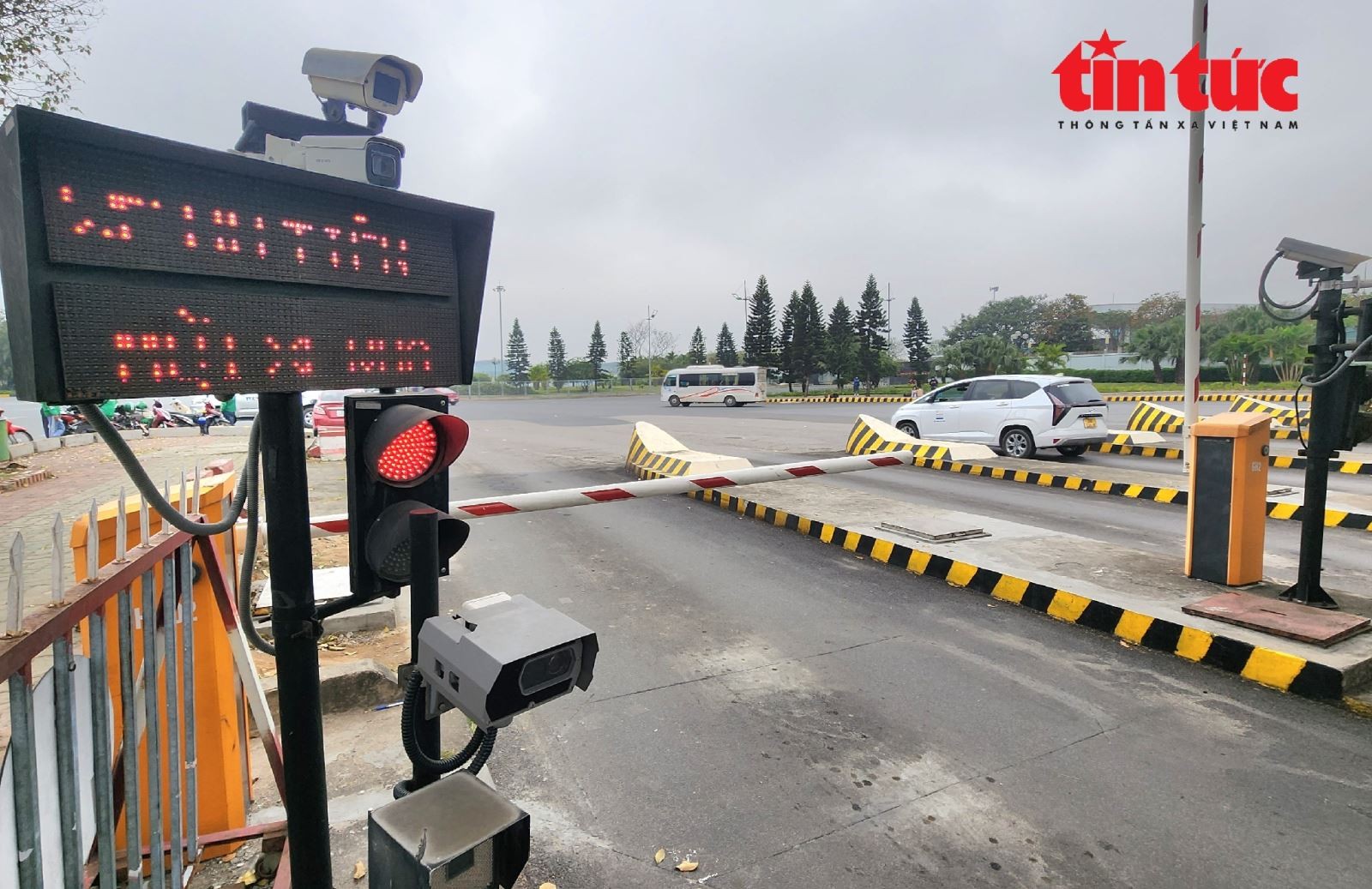 The signal light indicates that the vehicle has paid the toll through the ETC toll lane. Photo: Thanh Van/Tin Tuc and Dan Toc Newspaper Đèn báo hiệu phương tiện qua làn thu phí ETC đã trả phí. Ảnh: Thanh Vân/Báo Tin tức và Dân tộc