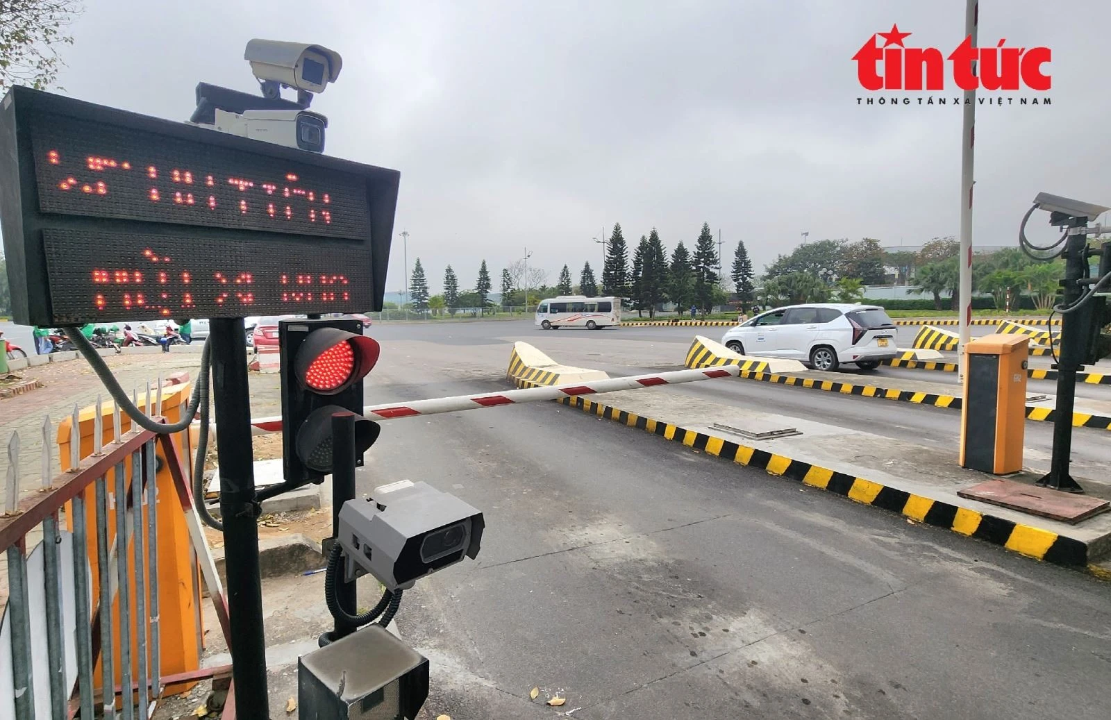 Đèn báo hiệu phương tiện qua làn thu phí ETC đã trả phí. Ảnh: Thanh Vân/Báo Tin tức và Dân tộc