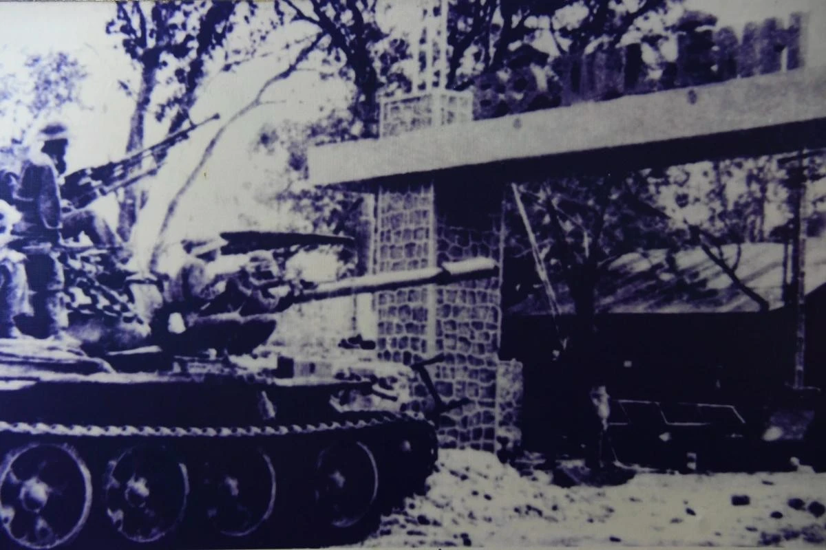Xe tăng quân giải phóng bắn sập cổng Bộ Tư lệnh Sư đoàn 23 của quân đội VNCH trong trận đánh Buôn Ma Thuột. (Ảnh: Tư liệu trưng bày)