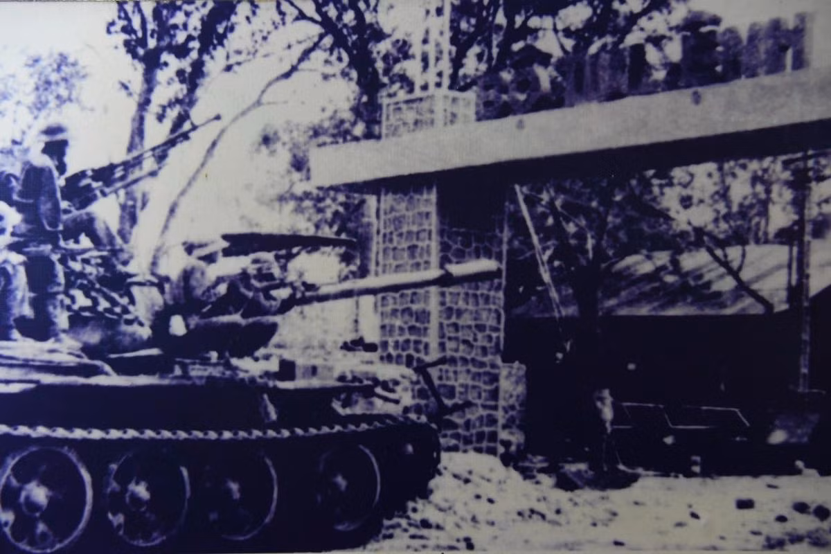 Xe tăng quân giải phóng bắn sập cổng Bộ Tư lệnh Sư đoàn 23 của quân đội VNCH trong trận đánh Buôn Ma Thuột. (Ảnh: Tư liệu trưng bày)