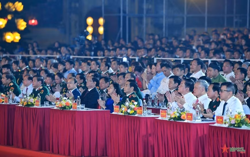 Đại biểu các ban, bộ, ngành Trung ương, Quân đội và TP Hà Nội tham dự chương trình.