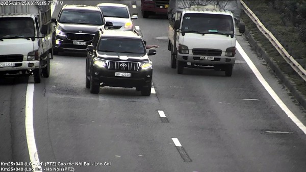 Camera giám sát ghi lại cảnh lái xe con lạng lách, tài xế nhoài người ra khỏi ô tô. Camera giám sát ghi lại cảnh lái xe con lạng lách, tài xế nhoài người ra khỏi ô tô.