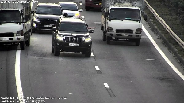 Camera giám sát ghi lại cảnh lái xe con lạng lách, tài xế nhoài người ra khỏi ô tô.