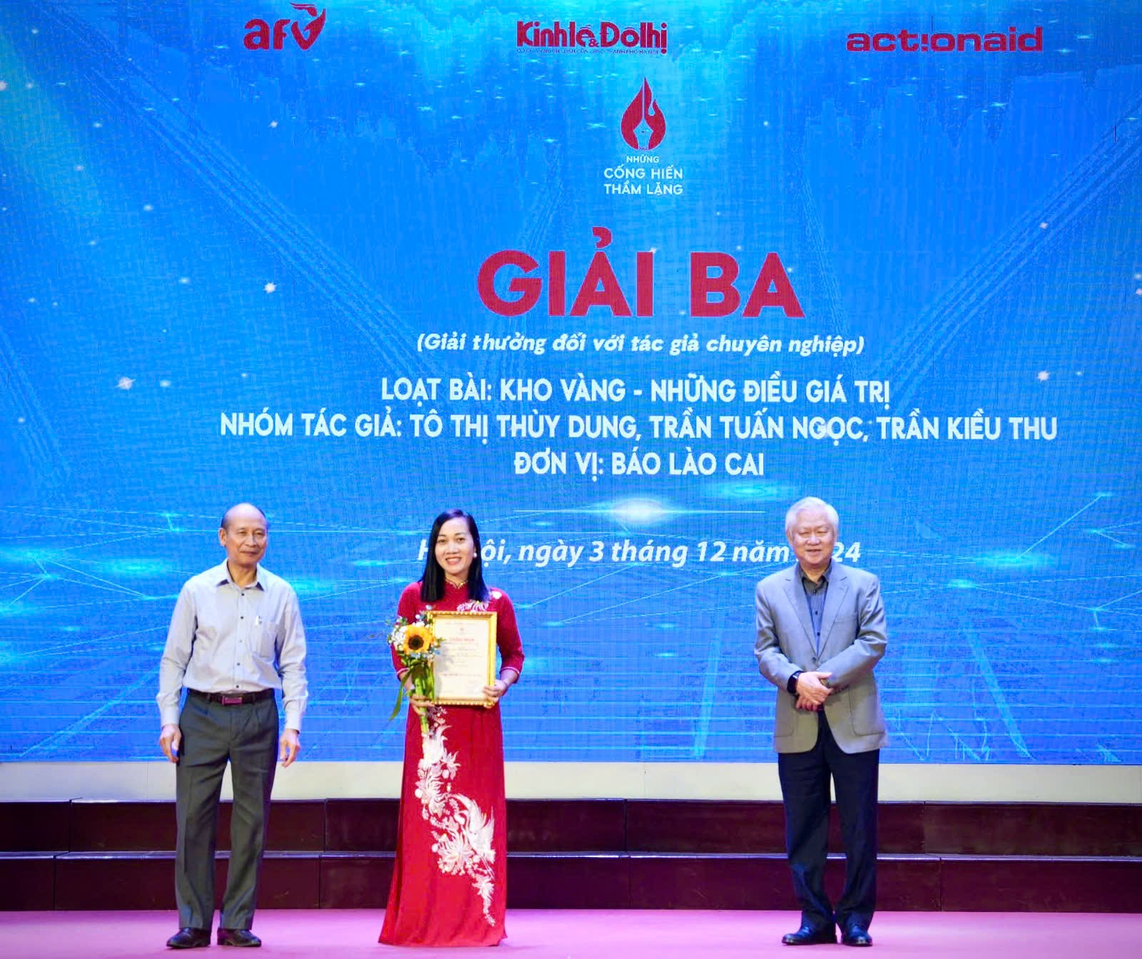 Đại diện nhóm tác giả của Báo Lào Cai nhận giải. 84176afe84df3e8167ce.jpg