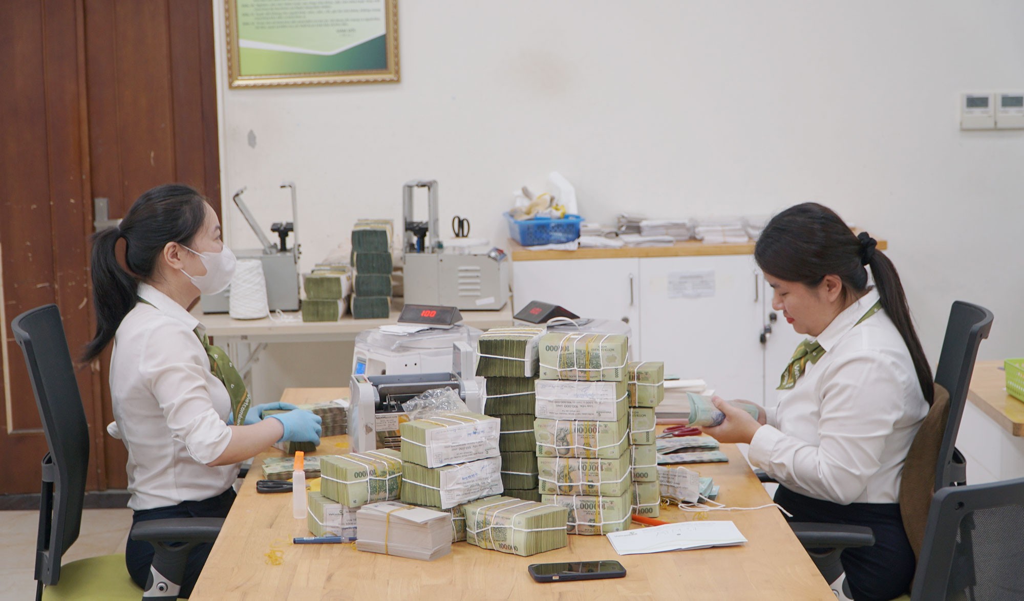 Các ngân hàng, tổ chức tín dụng phát triển các sản phẩm tiền gửi với nhiều hình thức linh hoạt. 22.jpg