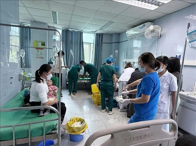 Các bác sĩ tập trung cấp cứu các học sinh trường mầm non Giang Ma, huyện Tam Đường nghi ăn nhầm thuốc diệt chuột.