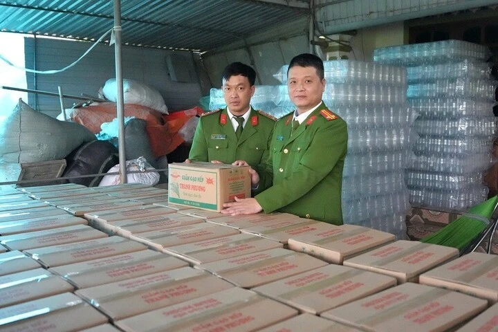 Lực lượng Công an thu giữ hàng trăm thùng cát tông chứa giấm giả do Lê Thị Lộc sản xuất.