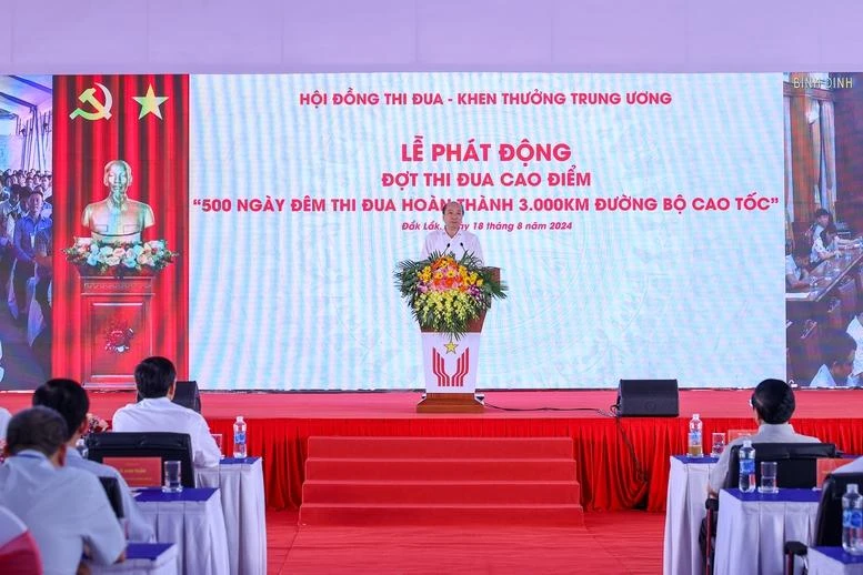 Lãnh đạo tỉnh Đắk Lắk phát biểu hưởng ứng đợt thi đua cao điểm mà Thủ tướng Chính phủ Phạm Minh Chính, Chủ tịch Hội đồng Thi đua – Khen thưởng Trung ương phát động - Ảnh: VGP/Nhật Bắc