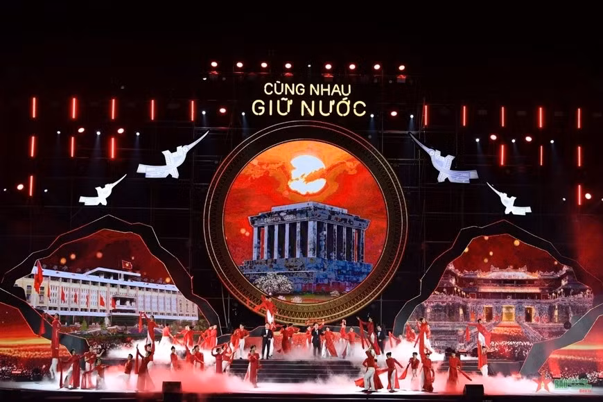 Tiết mục nghệ thuật tái hiện những mốc son của thời đại Hồ Chí Minh.