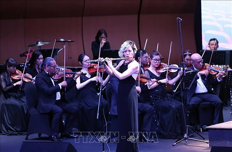 Các nghệ sĩ biểu diễn tại buổi lễ. (Ảnh: Thống Nhất/TTXVN)