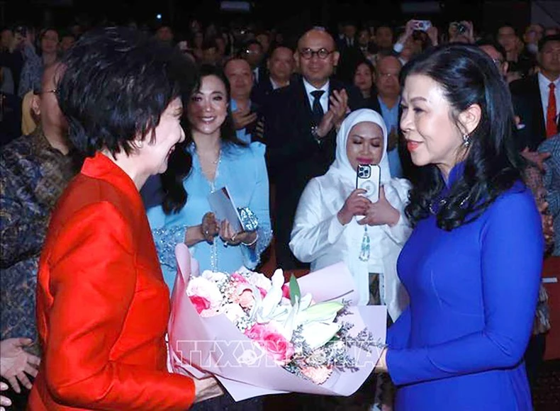 Phu nhân Tổng Bí thư Ngô Phương Ly gửi tặng bó hoa tươi thắm tới bà Rina Ciputra Sastrawinata, Chủ tịch Ciputra Artpreneur Jakarta. (Ảnh: Thống Nhất/TTXVN)