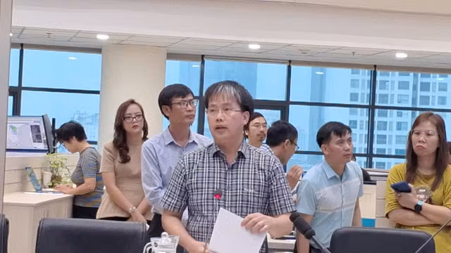 Ông Mai Văn Khiêm, Giám đốc Trung tâm Dự báo Khí tượng thủy văn quốc gia, báo cáo.