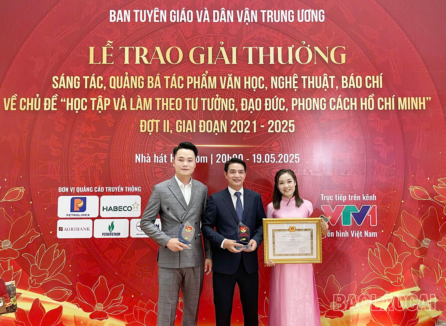 Đại diện Báo Lào Cai và nhóm tác giả nhận giải thưởng. 333.jpg
