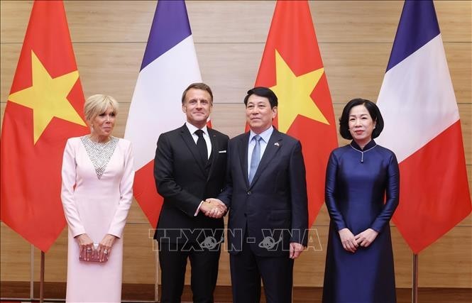 Chủ tịch nước Lương Cường và Phu nhân chủ trì tiệc chiêu đãi Tổng thống Pháp Emmanuel Macron và Phu nhân, tối 26/5. (Ảnh: Lâm Khánh/TTXVN) Chủ tịch nước Lương Cường và Phu nhân chủ trì tiệc chiêu đãi Tổng thống Pháp Emmanuel Macron và Phu nhân, tối 26/5. (Ảnh: Lâm Khánh/TTXVN)