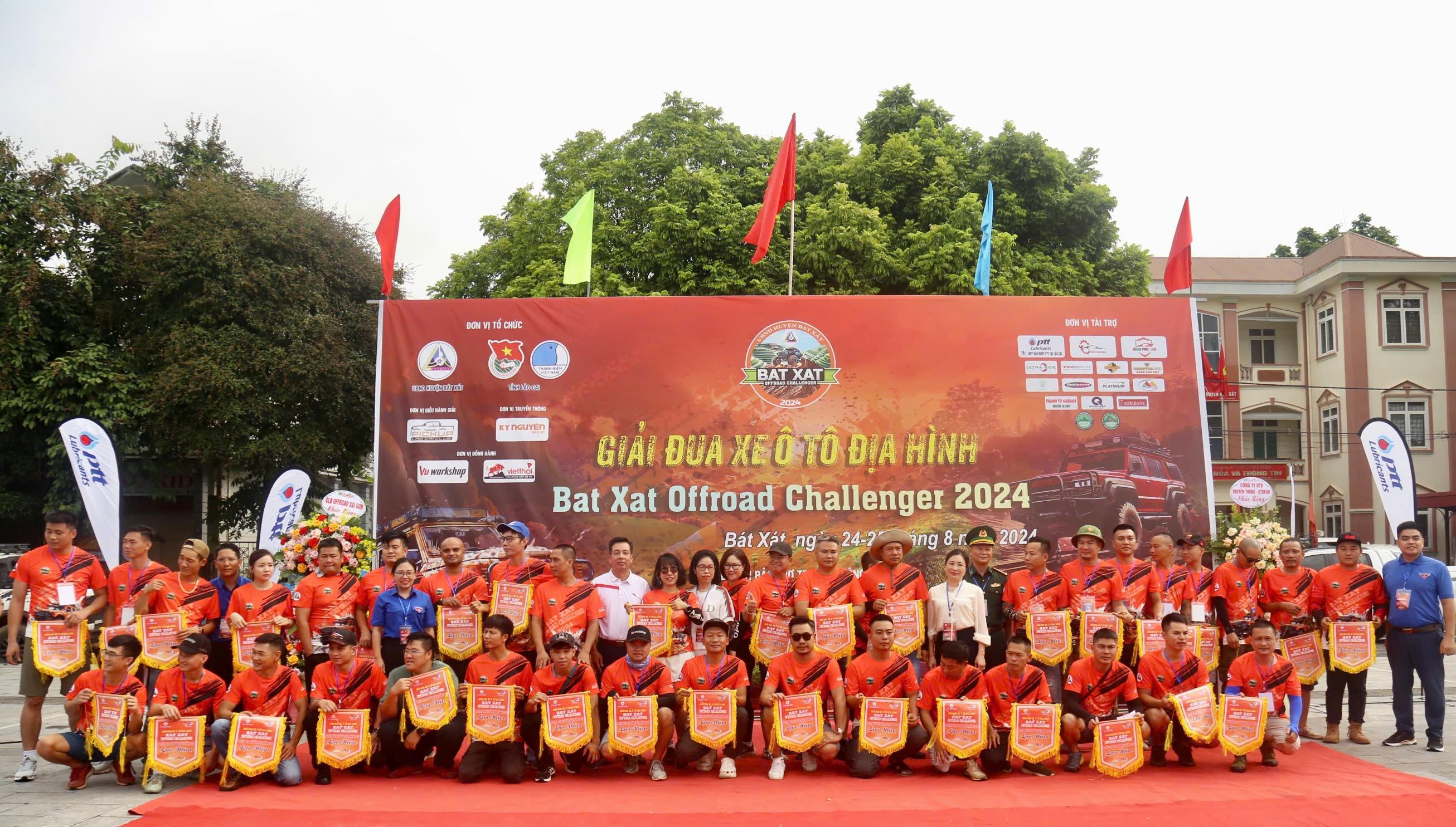 Ban tổ chức tặng Cờ lưu niệm cho các đội tham gia giải. c4cc7c1b38b19cefc5a0.jpg