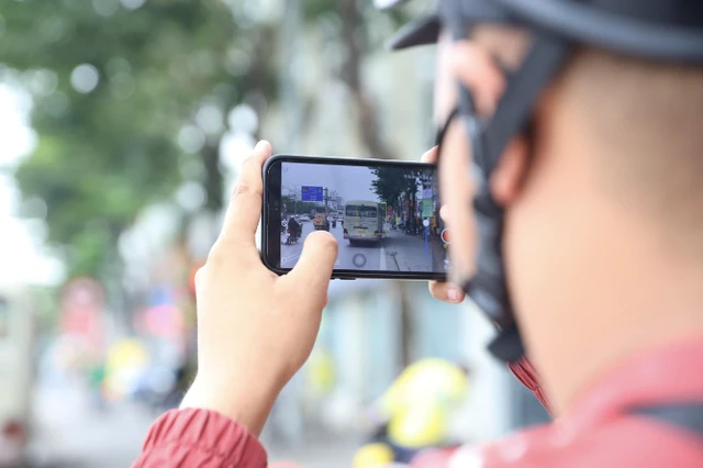 Người dân quay vi phạm giao thông. (Ảnh minh hoạ)