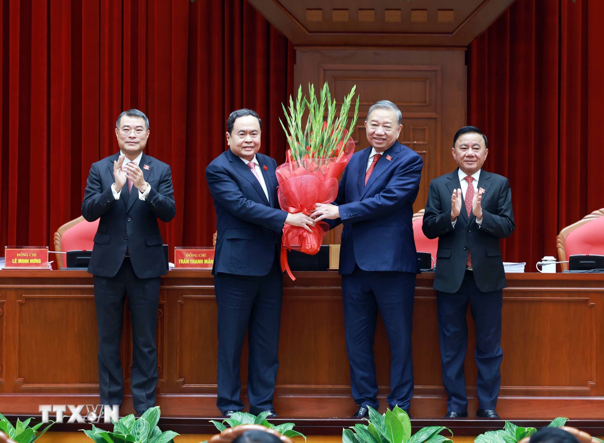 Ban Chấp hành Trung ương Đảng khóa XIV đã thống nhất tuyệt đối bầu đồng chí Tô Lâm, Tổng Bí thư Ban Chấp hành Trung ương Đảng khóa XIII tiếp tục giữ chức Tổng Bí thư Ban Chấp hành Trung ương Đảng khóa XIV. (Ảnh: TTXVN)