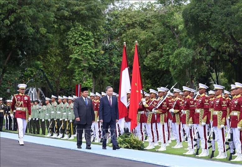 Tổng Bí thư Tô Lâm và Tổng thống Prabowo Subianto duyệt đội danh dự. Ảnh: TTXVN Tổng Bí thư Tô Lâm và Tổng thống Prabowo Subianto duyệt đội danh dự. Ảnh: TTXVN
