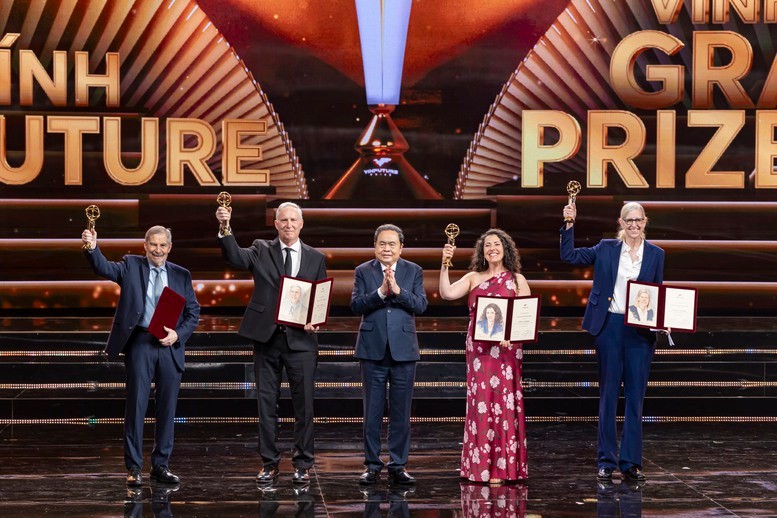 Chủ tịch Quốc hội Trần Thanh Mẫn trao Giải thưởng Chính VinFuture 2025 cho 4 nhà khoa học.