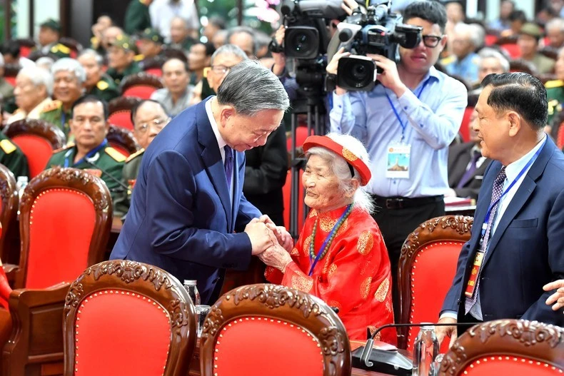 Tổng Bí thư Tô Lâm với các đại biểu tham dự chương trình gặp mặt. (Ảnh: ĐĂNG KHOA)