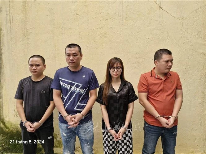 Các bị can trong đường dây “Lừa đảo chiếm đoạt tài sản; sử dụng mạng máy tính, mạng viễn thông, phương tiện điện tử thực hiện hành vi chiếm đoạt tài sản và rửa tiền”. Ảnh: TTXVN phát