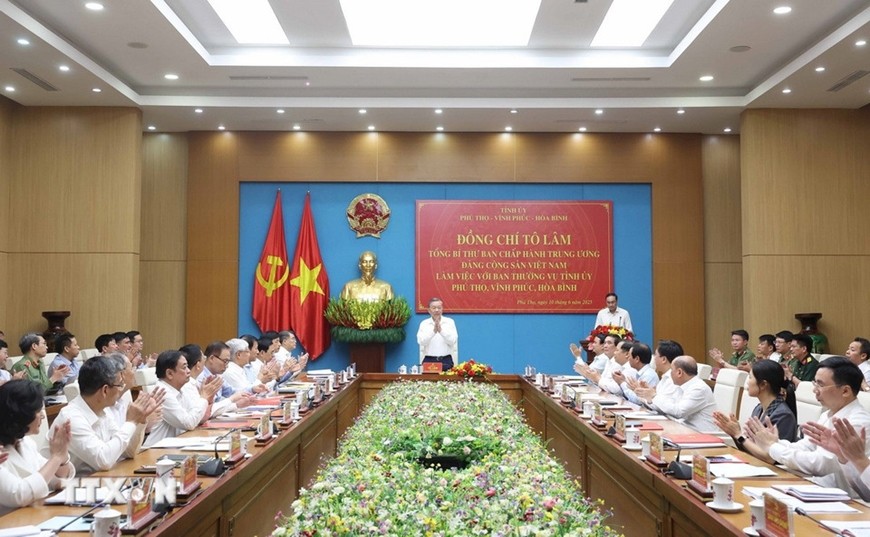 Quang cảnh buổi làm việc. Quang cảnh buổi làm việc.