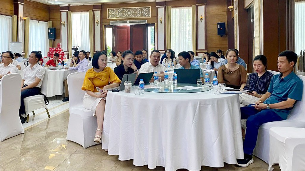 Hơn 60 đại biểu trong ngành giáo dục tham gia tập huấn. tap-huan.jpg