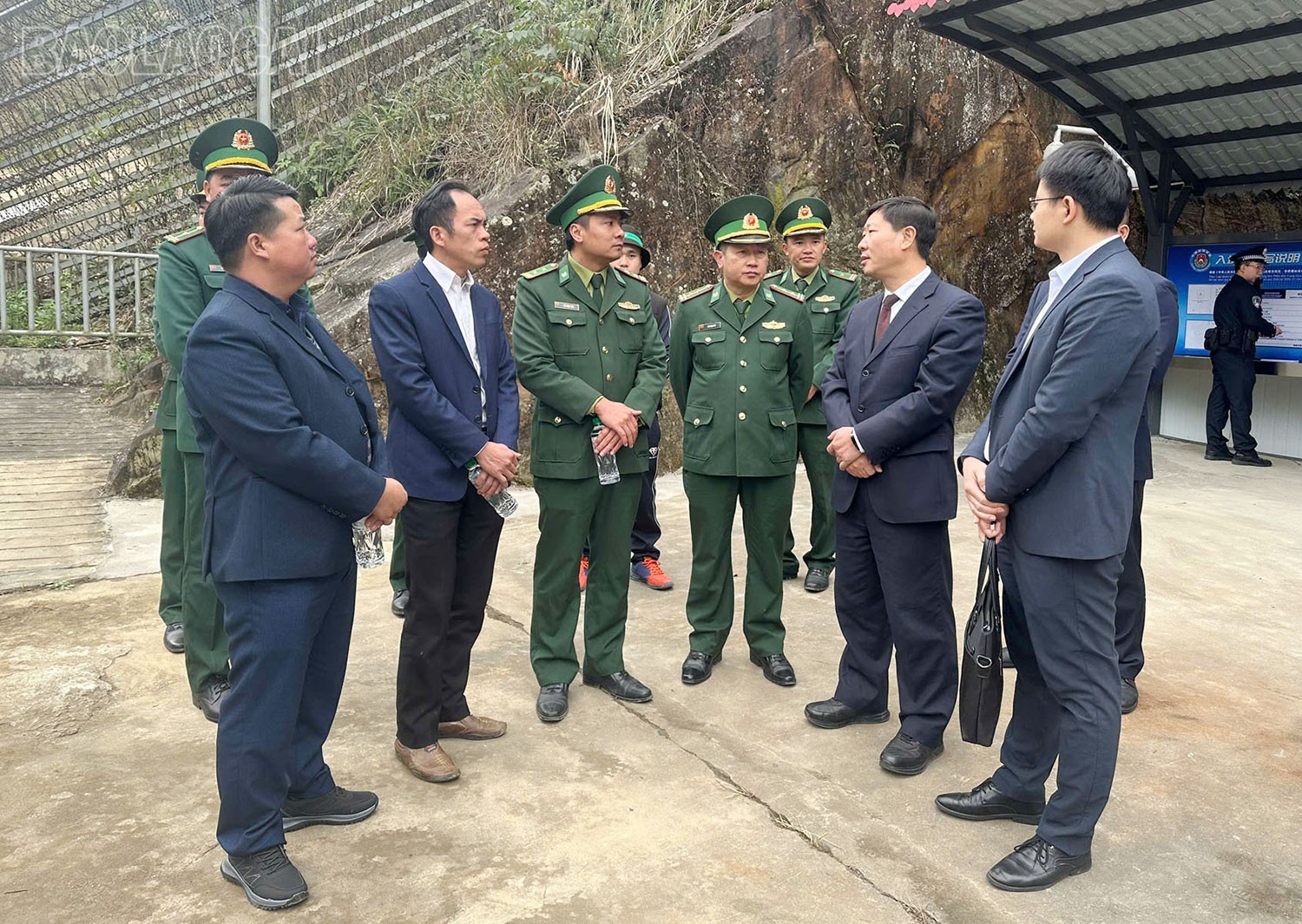 Lãnh đạo hai huyện trao đổi sau thông quan. bx3.jpg