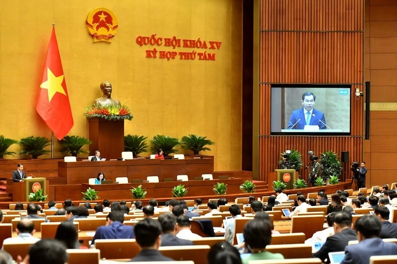 Chủ nhiệm Ủy ban Tài chính, Ngân sách Lê Quang Mạnh trình bày báo cáo thẩm tra dự án Luật Đầu tư công (sửa đổi). (Ảnh: ĐĂNG KHOA)