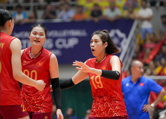 Tuyển Việt Nam nhập cuộc chậm, có lúc bị Philippines đuổi kịp và vượt qua.