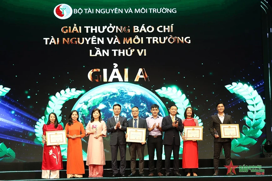 Ban Tổ chức trao giải A Giải thưởng Báo chí tài nguyên và môi trường lần thứ VI tặng các tác giả.