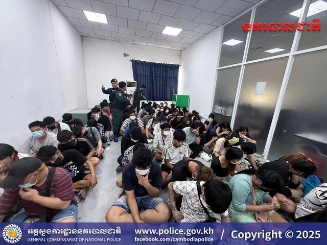 Nhiều người nước ngoài bị cảnh sát Campuchia bắt giữ trong đợt đột kích trung tâm lừa đảo trực tuyến ngày 22 và 23/2 - Ảnh: TỔNG CỤC CẢNH SÁT QUỐC GIA CAMPUCHIA