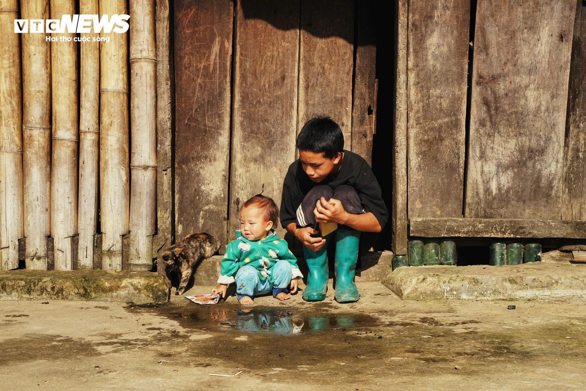 Không chỉ có biển mây, Y Tý còn gây ấn tượng với những bản làng đặc trưng của người Hà Nhì, Mông, Dao… Các ngôi nhà trình tường màu đất, những thửa ruộng bậc thang trải dài như nấc thang lên trời, hay các khu rừng thảo quả thơm ngát đều khiến du khách mê mẩn. Một trải nghiệm đáng nhớ với nhiều người là khi được đi bộ qua suối Mơ mát lạnh, len lỏi giữa rừng núi, rồi chạy tự do trên thảo nguyên bao la với bầu không khí trong lành hiếm có. Không chỉ có biển mây, Y Tý còn gây ấn tượng với những bản làng đặc trưng của người Hà Nhì, Mông, Dao… Các ngôi nhà trình tường màu đất, những thửa ruộng bậc thang trải dài như nấc thang lên trời, hay các khu rừng thảo quả thơm ngát đều khiến du khách mê mẩn. Một trải nghiệm đáng nhớ với nhiều người là khi được đi bộ qua suối Mơ mát lạnh, len lỏi giữa rừng núi, rồi chạy tự do trên thảo nguyên bao la với bầu không khí trong lành hiếm có.
