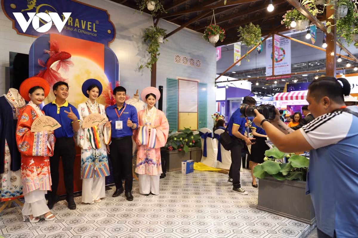 Du khách và người dân được trải nghiệm văn hoá truyền thống của Việt Nam và các nước tại hội chợ (Ảnh: Tỷ Huỳnh)