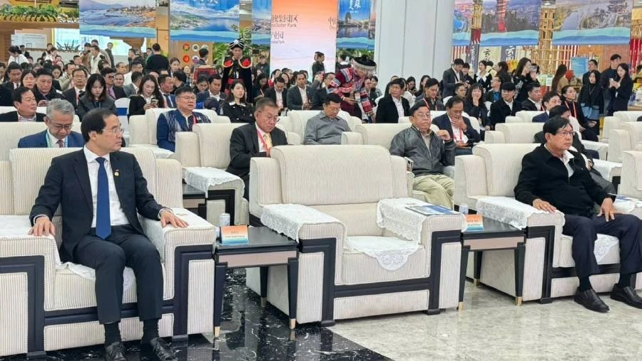 Các đại biểu nghe giới thiệu về Khu thương mại tự do 5 nước tiểu vùng sông Mê Kông.